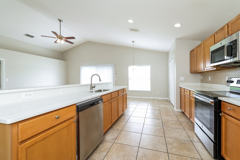 2,010/Mo, 4640 Sandhurst St Kissimmee, FL 34758 Kitchen View