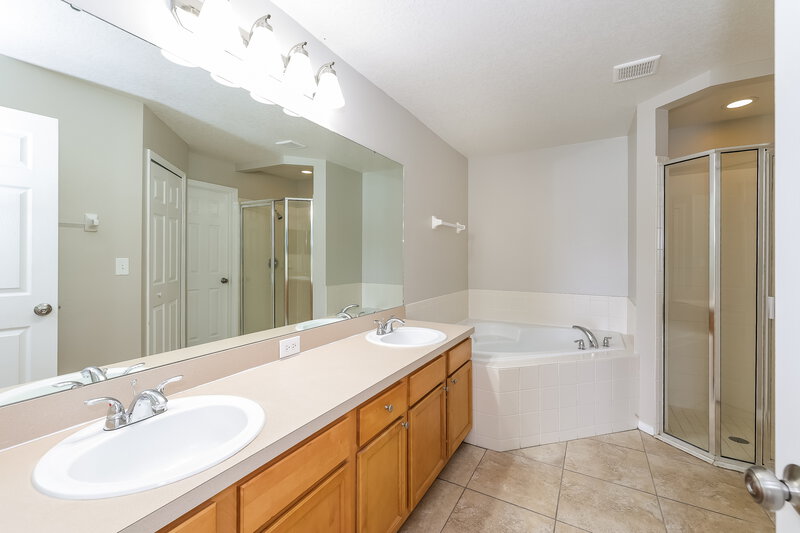 2,010/Mo, 4640 Sandhurst St Kissimmee, FL 34758 Main Bathroom View
