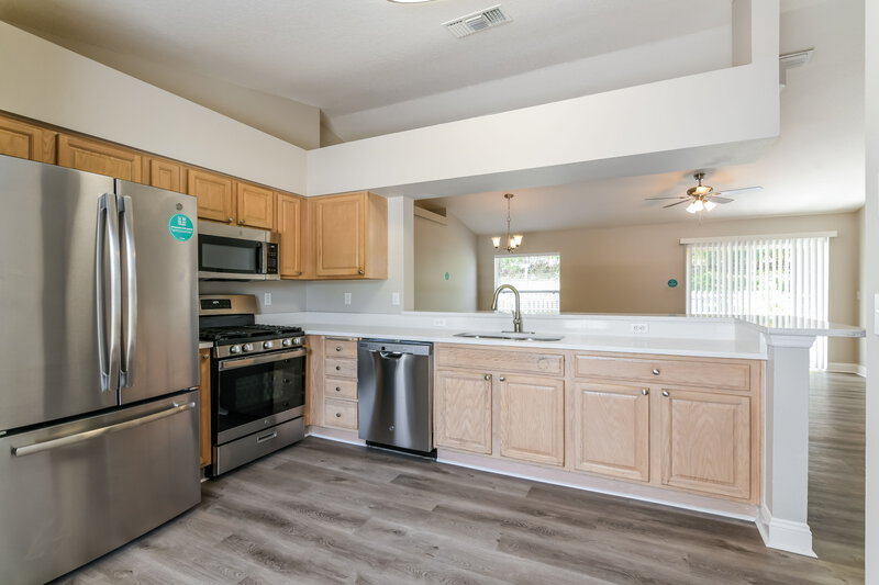2,110/Mo, 13449 Silver Leaf Cir Clermont, FL 34711 Kitchen View 2