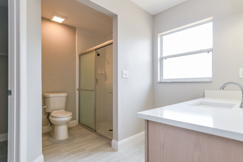 2,110/Mo, 13449 Silver Leaf Cir Clermont, FL 34711 Main Bathroom View