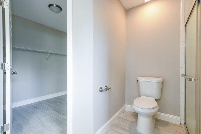 2,110/Mo, 13449 Silver Leaf Cir Clermont, FL 34711 Main Bathroom View 2