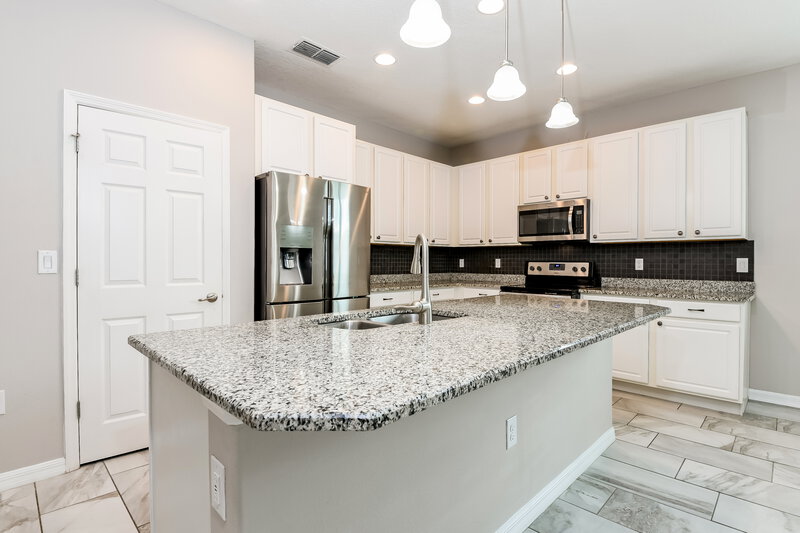 2,355/Mo, 1393 Merion Dr Mount Dora, FL 32757 Kitchen View 2