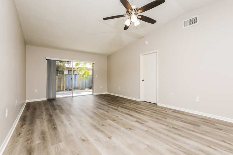 2,225/Mo, 4406 Suntree Blvd Orlando, FL 32817 Living Room View 2