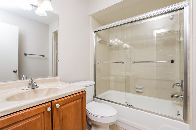 2,225/Mo, 4406 Suntree Blvd Orlando, FL 32817 Bathroom View