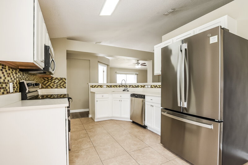 2,190/Mo, 2303 Tealwood Circle Tavares, FL 32778 Kitchen View