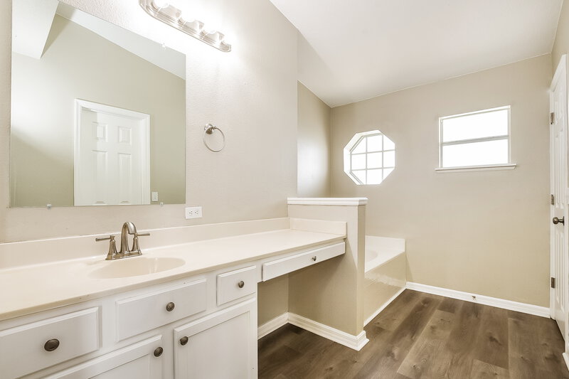 2,190/Mo, 2303 Tealwood Circle Tavares, FL 32778 Main Bathroom View