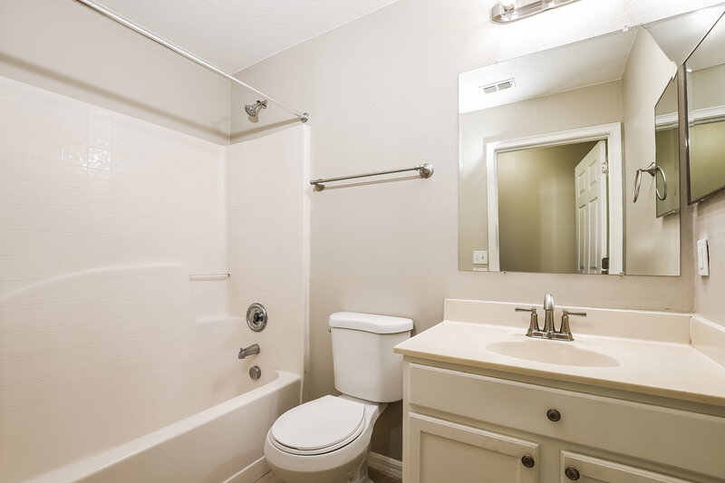 2,190/Mo, 2303 Tealwood Circle Tavares, FL 32778 Bathroom View