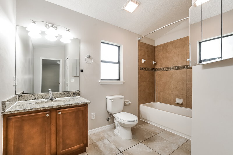 1,860/Mo, 348 Ashton Woods Ln Leesburg, FL 34748 Main Bathroom View