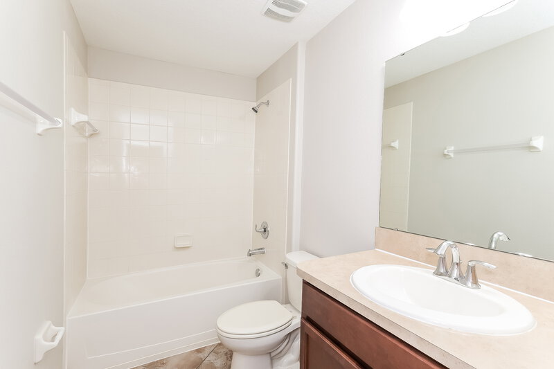 2,390/Mo, 6810 Little Blue Ln Harmony, FL 34773 Bathroom View