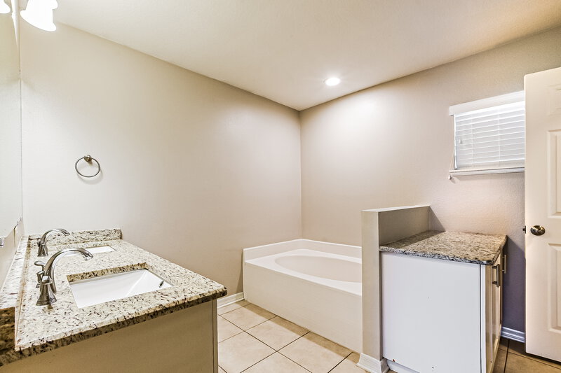 2,475/Mo, 801 Clear Brook Ct Fruitland Park, FL 34731 Main Bathroom View