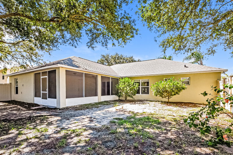 2,475/Mo, 801 Clear Brook Ct Fruitland Park, FL 34731 Rear View