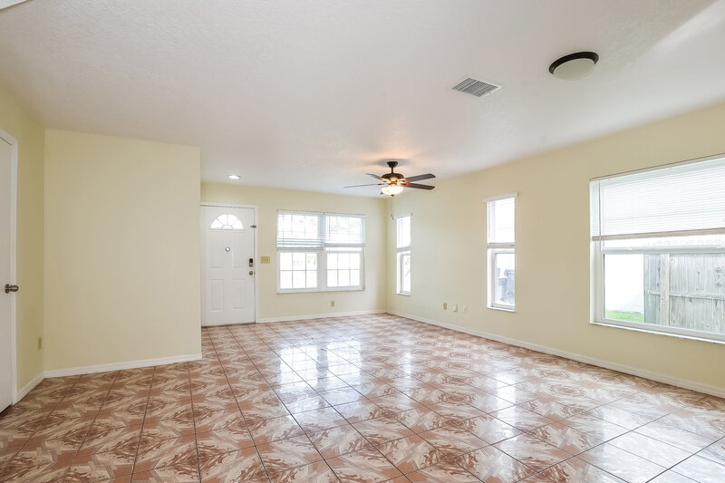 2,140/Mo, 9474 Chandon Dr Orlando, FL 32825 Living Room View 2