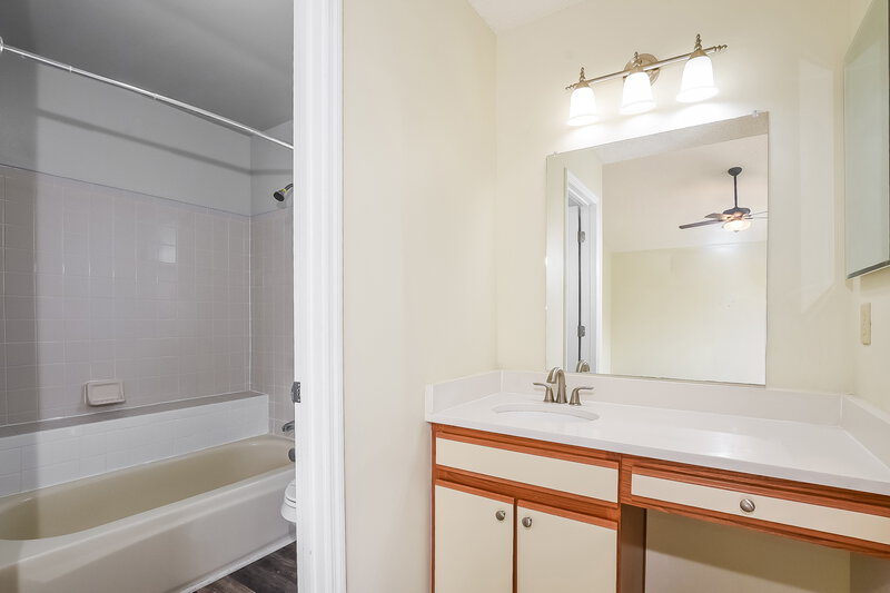2,140/Mo, 9474 Chandon Dr Orlando, FL 32825 Main Bathroom View