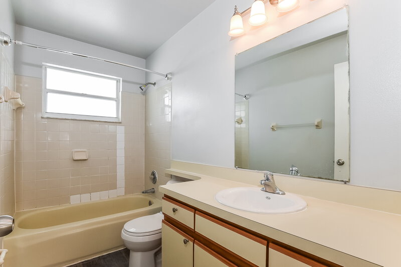 2,140/Mo, 9474 Chandon Dr Orlando, FL 32825 Bathroom View