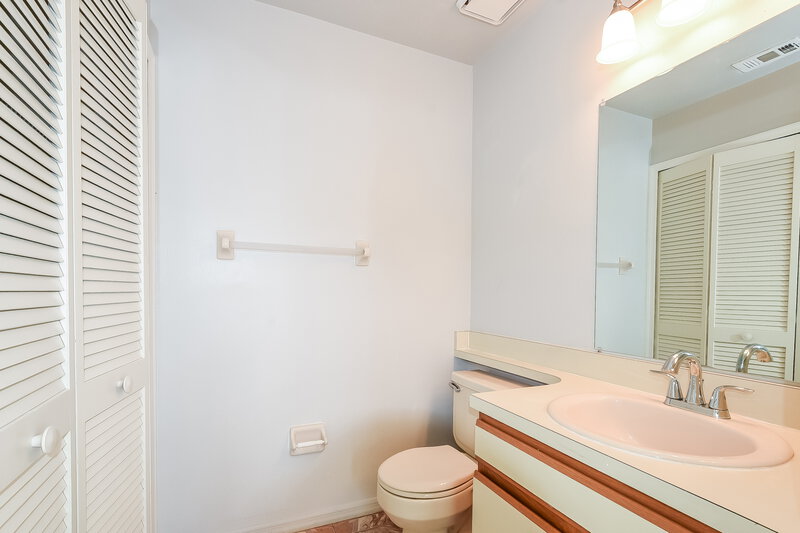 2,140/Mo, 9474 Chandon Dr Orlando, FL 32825 Bathroom View 2