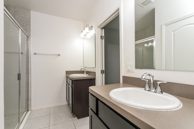 2,030/Mo, 2292 Canyon Breeze Ave Kissimmee, FL 34746 Main Bathroom View