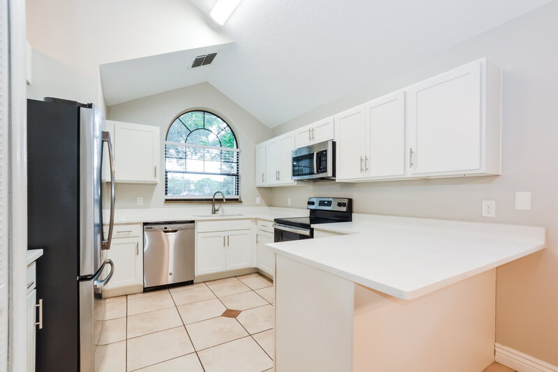 2,480/Mo, 3873 Waterview Loop Winter Park, FL 32792 Kitchen View 2