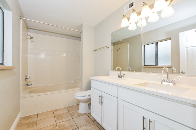 2,480/Mo, 3873 Waterview Loop Winter Park, FL 32792 Main Bathroom View