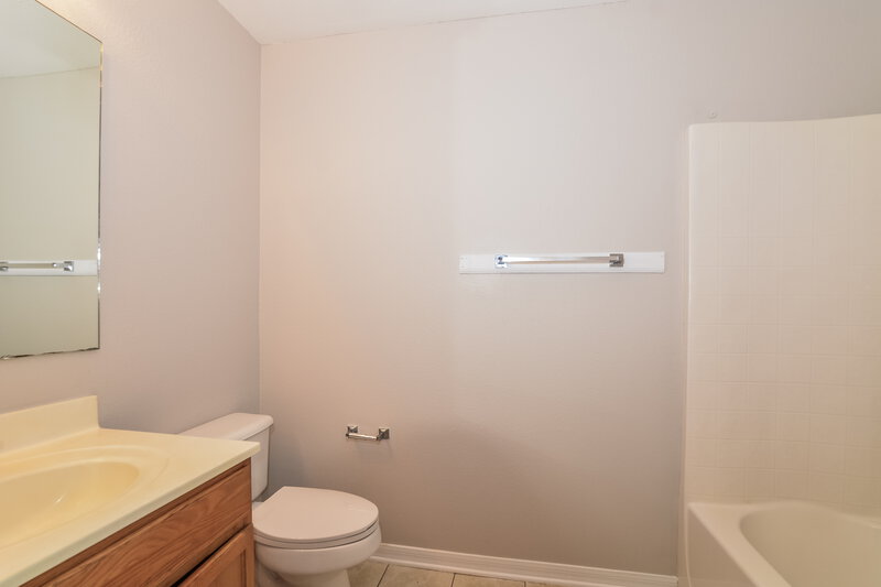 1,740/Mo, 499 Katherwood Ct Deltona, FL 32738 Main Bathroom View