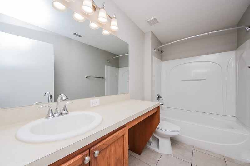 2,070/Mo, 1925 Kimlyn Cir Kissimmee, FL 34758 Main Bathroom View
