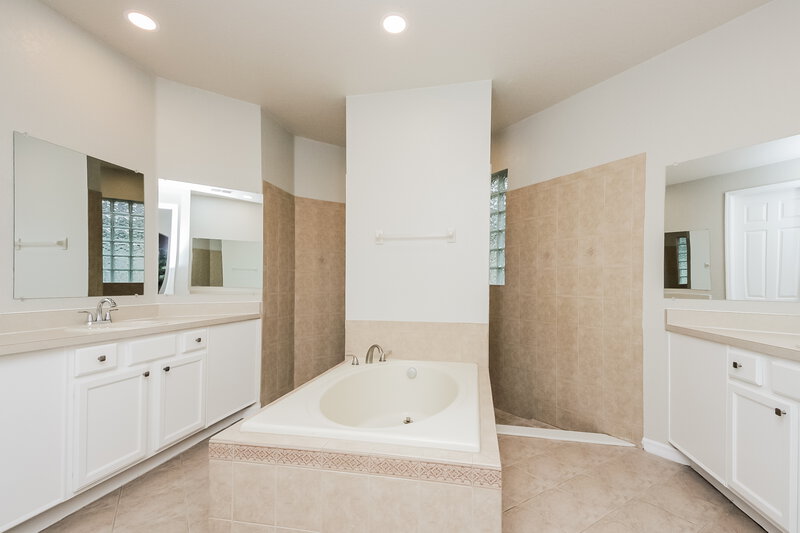 2,270/Mo, 1018 Costa Mesa Ln Kissimmee, FL 34744 Main Bathroom View