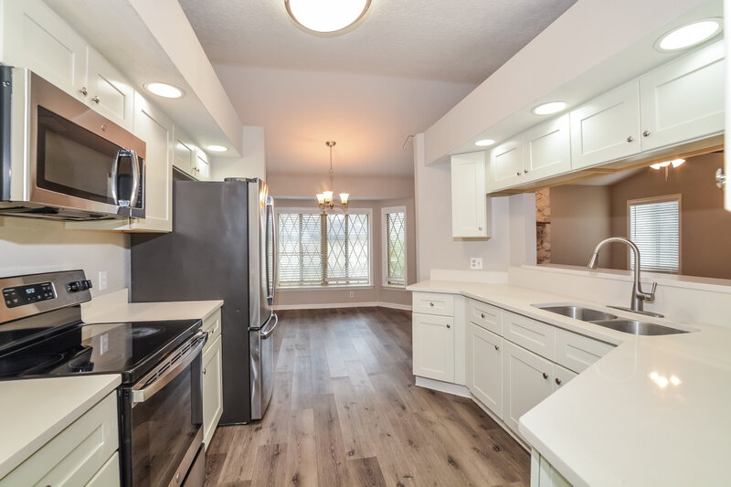 2,275/Mo, 20507 Maxim Pkwy Orlando, FL 32833 Kitchen View 2