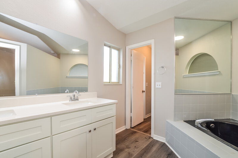 2,275/Mo, 20507 Maxim Pkwy Orlando, FL 32833 Main Bathroom View