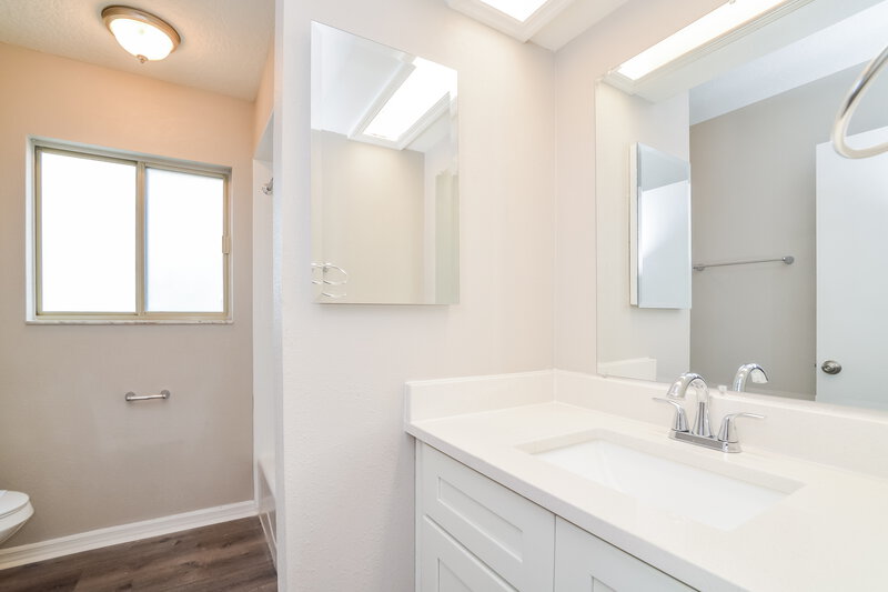 2,275/Mo, 20507 Maxim Pkwy Orlando, FL 32833 Main Bathroom View 2