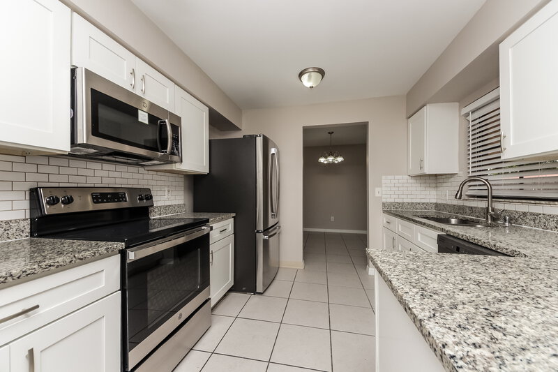 1,935/Mo, 605 Madrid Dr Kissimmee, FL 34758 Kitchen View