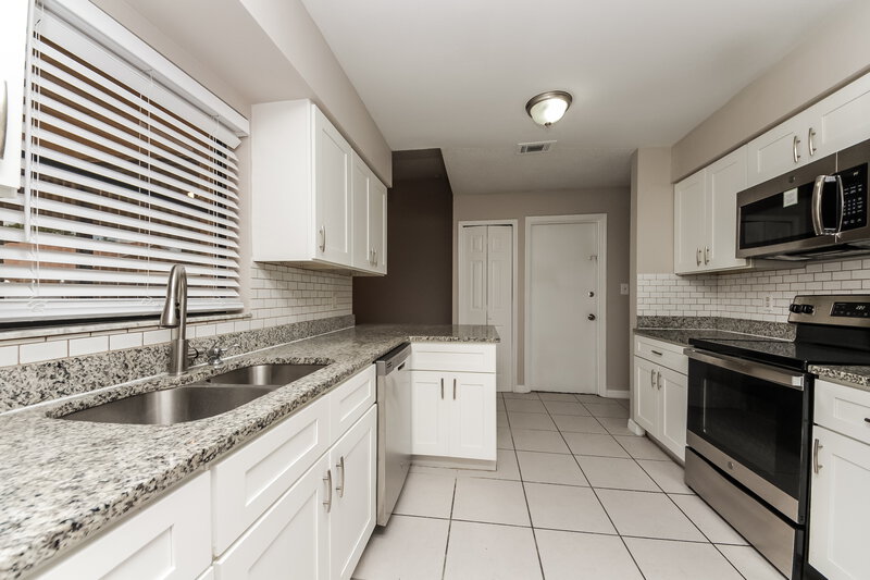 1,935/Mo, 605 Madrid Dr Kissimmee, FL 34758 Kitchen View 2