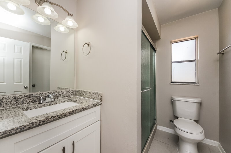 1,935/Mo, 605 Madrid Dr Kissimmee, FL 34758 Main Bathroom View