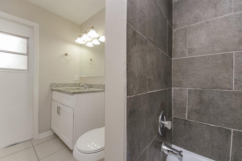 1,935/Mo, 605 Madrid Dr Kissimmee, FL 34758 Bathroom View