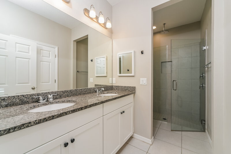 1,985/Mo, 2181 Grasmere View Pkwy N Kissimmee, FL 34746 Main Bathroom View