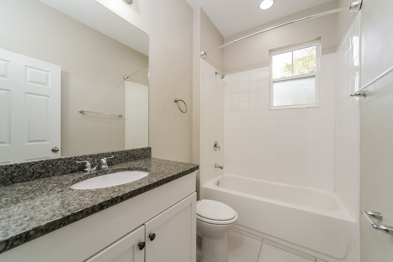 1,985/Mo, 2181 Grasmere View Pkwy N Kissimmee, FL 34746 Bathroom View