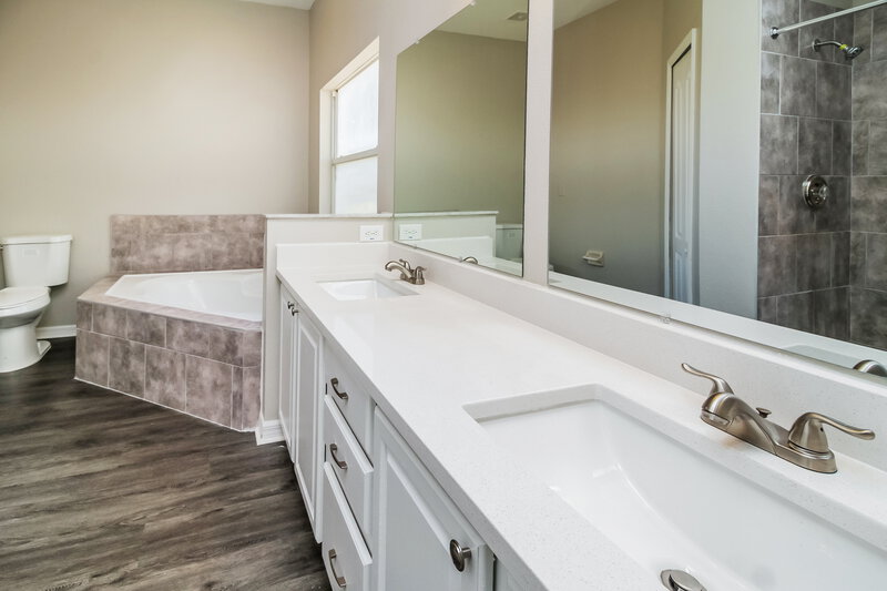 2,035/Mo, 1237 Kellogg Dr Tavares, FL 32778 Main Bathroom View