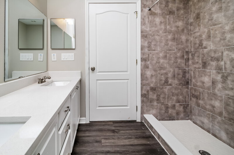 2,035/Mo, 1237 Kellogg Dr Tavares, FL 32778 Main Bathroom View 2