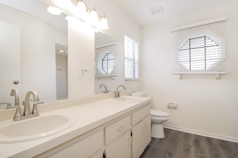 2,360/Mo, 3470 Paisley Cir Orlando, FL 32817 Main Bathroom View