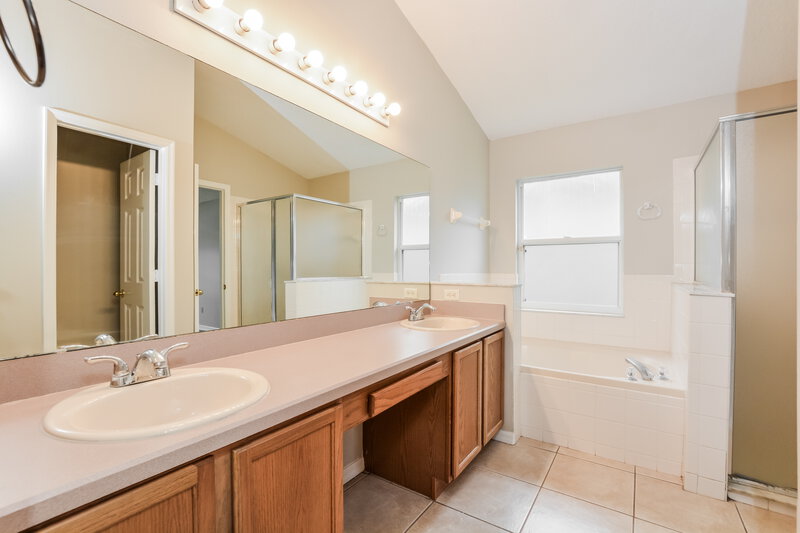 2,050/Mo, 1142 Greenley Ave Groveland, FL 34736 Main Bathroom View