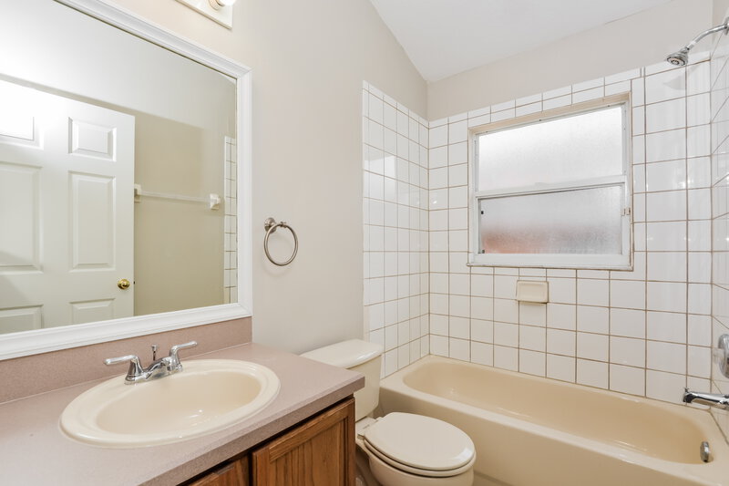 2,050/Mo, 1142 Greenley Ave Groveland, FL 34736 Bathroom View