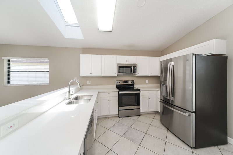2,620/Mo, 3422 Burlington Dr Orlando, FL 32837 Kitchen View