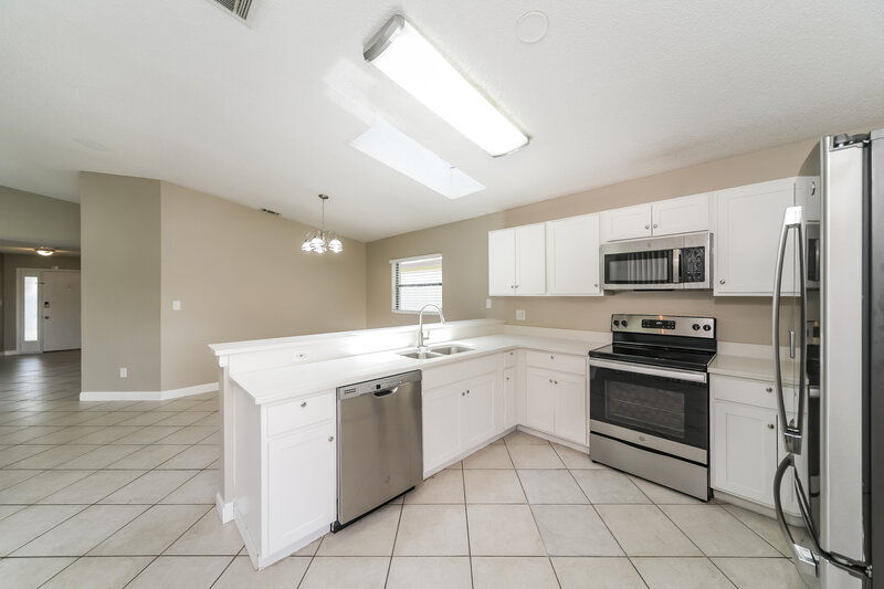 2,620/Mo, 3422 Burlington Dr Orlando, FL 32837 Kitchen View 2
