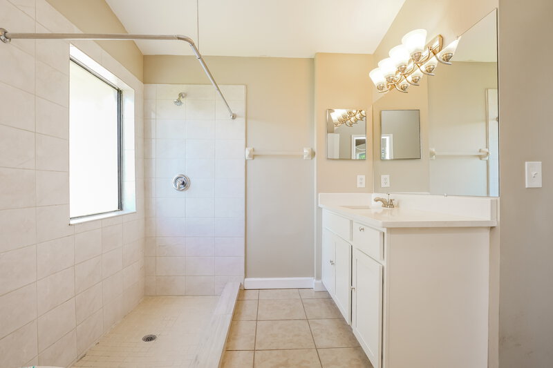 3,710/Mo, 3422 Burlington Dr Orlando, FL 32837 Main Bathroom View