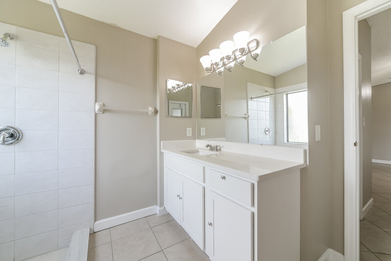 2,620/Mo, 3422 Burlington Dr Orlando, FL 32837 Main Bathroom View
