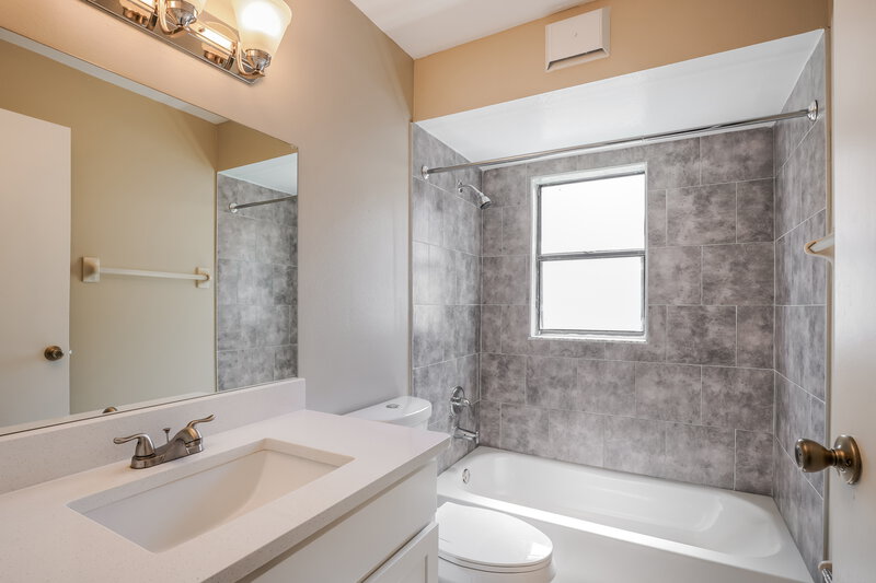 3,710/Mo, 3422 Burlington Dr Orlando, FL 32837 Bathroom View