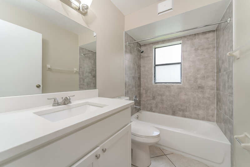 2,620/Mo, 3422 Burlington Dr Orlando, FL 32837 Bathroom View
