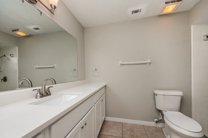 2,185/Mo, 4876 Jamaica Ln Kissimmee, FL 34746 Main Bathroom View