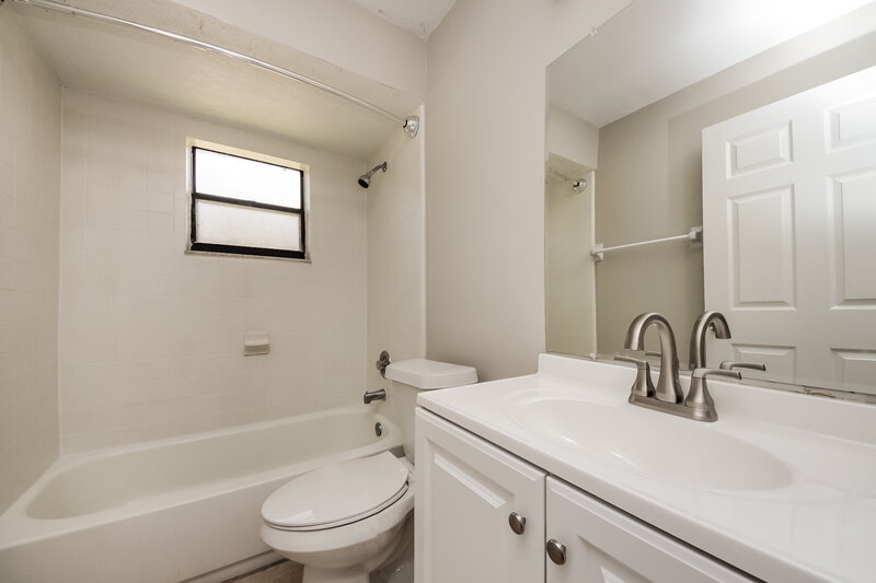 2,185/Mo, 4876 Jamaica Ln Kissimmee, FL 34746 Bathroom View