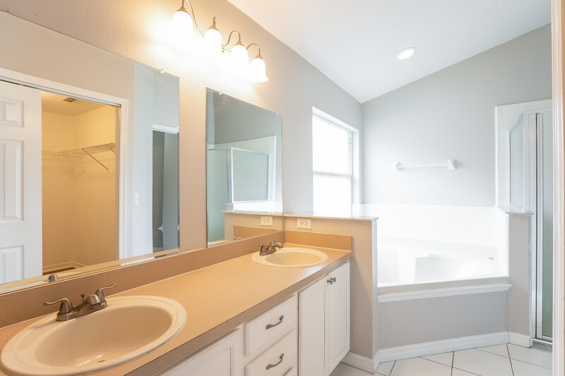 2,405/Mo, 7920 Oakstone Ct Orlando, FL 32822 Main Bathroom View