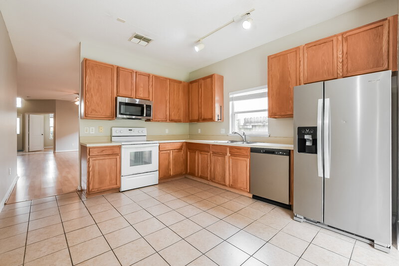 2,190/Mo, 10531 Leader Ln Orlando, FL 32825 Kitchen View 2