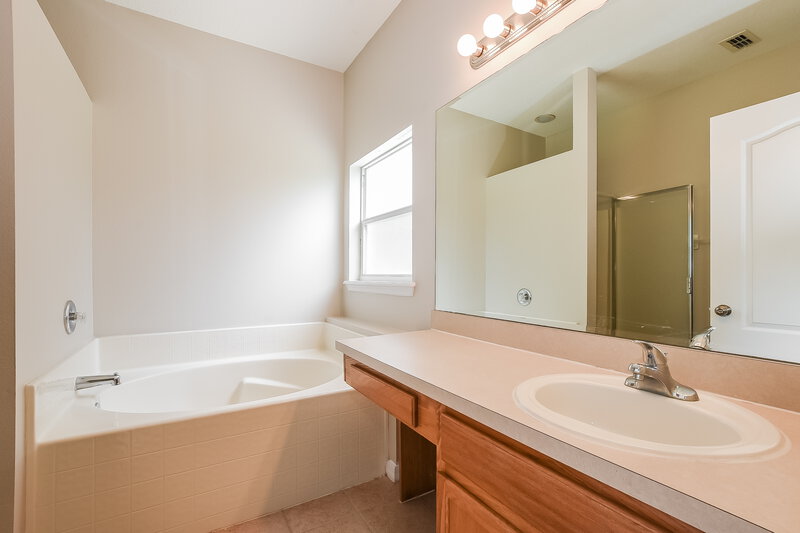 2,190/Mo, 10531 Leader Ln Orlando, FL 32825 Main Bathroom View